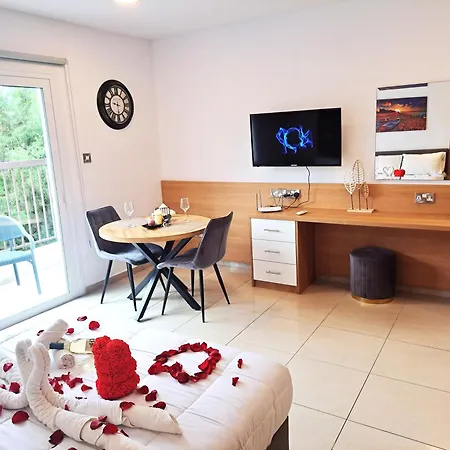 Tranquil Retreat Margarita Gardens Studio- Walking Distance From The Beach Paphos Exterior photo