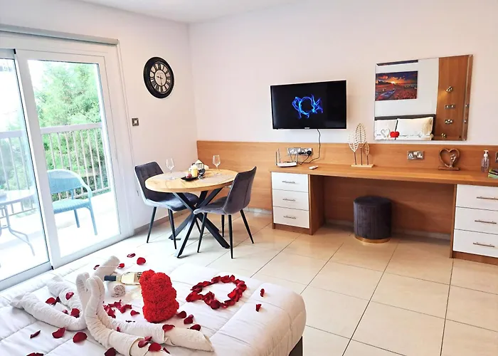 Tranquil Retreat Margarita Gardens Studio- Walking Distance From The Beach